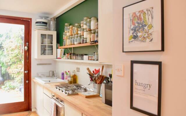 Homely 1 Bedroom Flat in Battersea With Garden