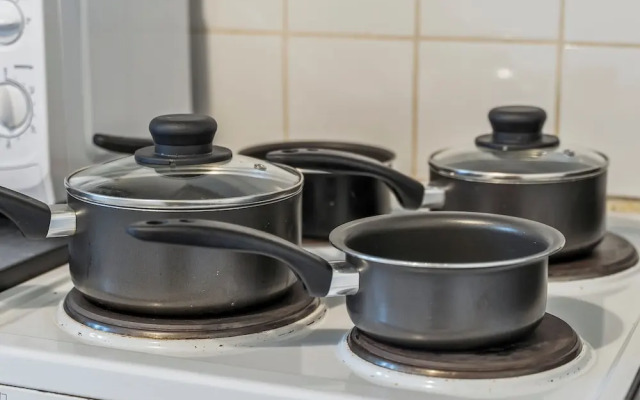 2 Bedroom Apartment - Parking, Wifi, Central