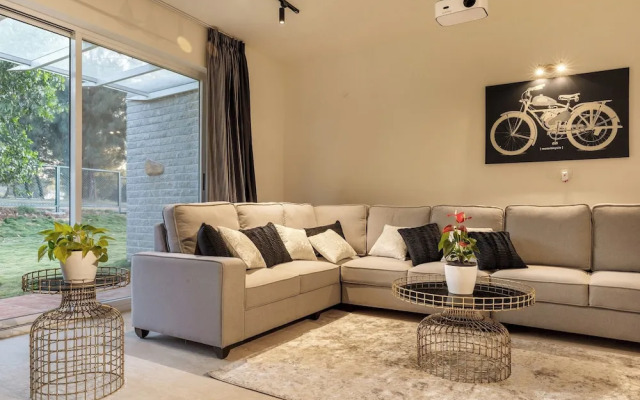 Golf View Home by Stayjadelawnprojector