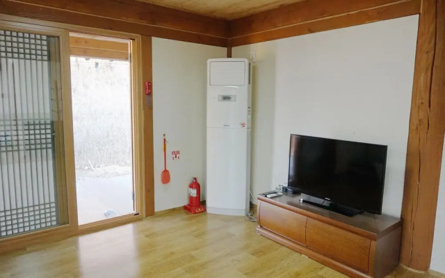 Netgang Sanchon Hwangto Pension & Camping