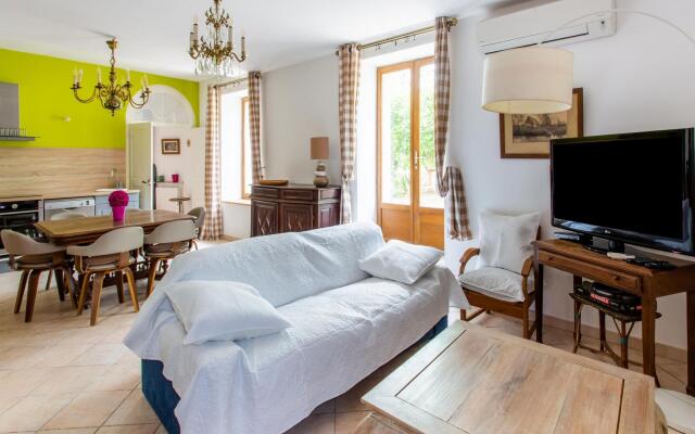 Tranquil holiday home in Cébazan with private pool