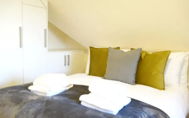 London Heathrow Airport Rooms R.C by C&P