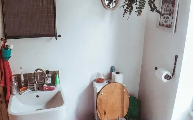 2 Bedroom Flat w Office in Tooting Broadway