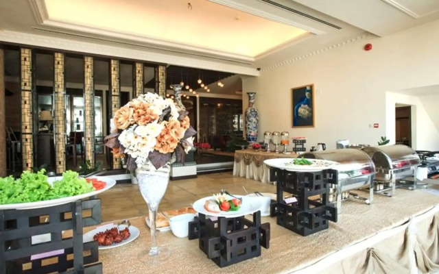 Den Long Do Hotel & Restaurant