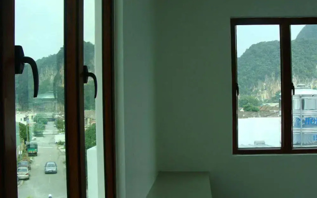 White House Homestay