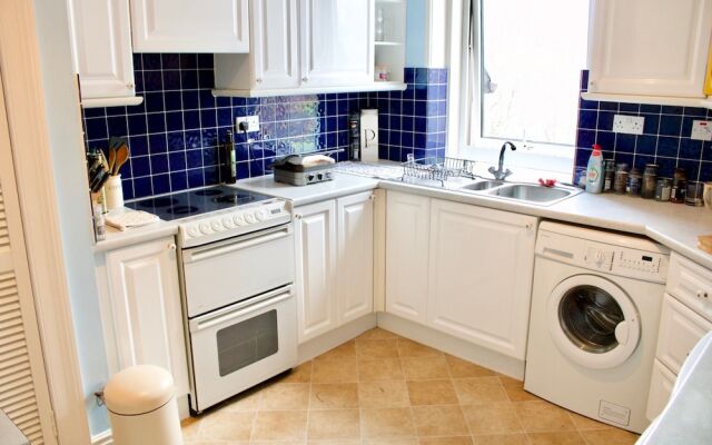 2 Bedroom Flat With Parking In Edinburgh