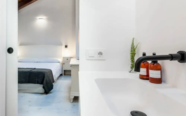 Hellenhost Atico Gran Via