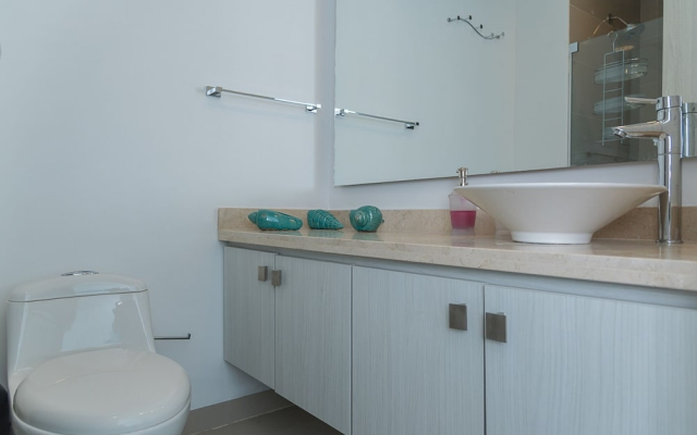 Deluxe Condo W Amenities & Beach