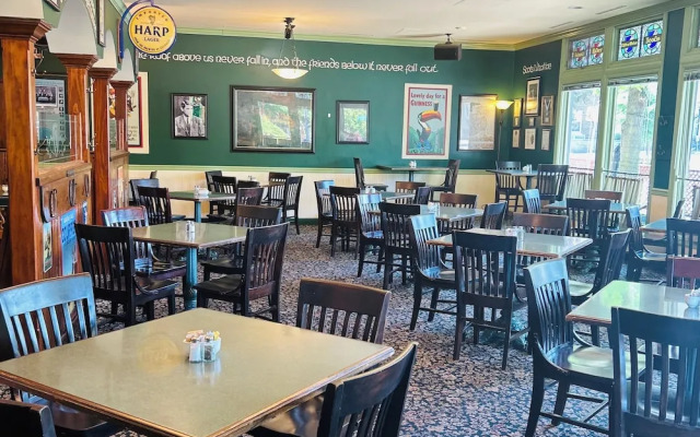County Clare Irish Hotel & Pub