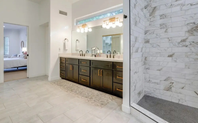 Pool Table, Putting Green: Luxury Oasis in Mesa