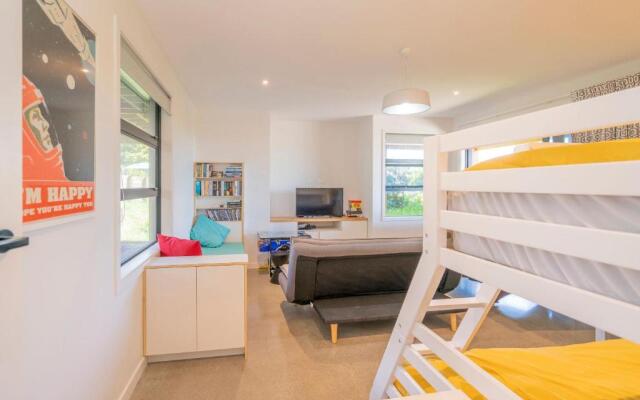 Hosts on the Coast Ātaahua.