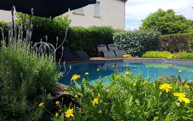 A L'ombre Du Clocher