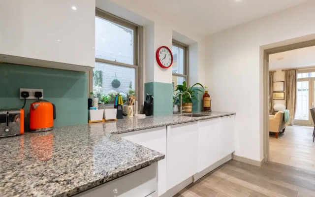 Elegant 2BD Flat 5 Mins to Kensington Gardens!