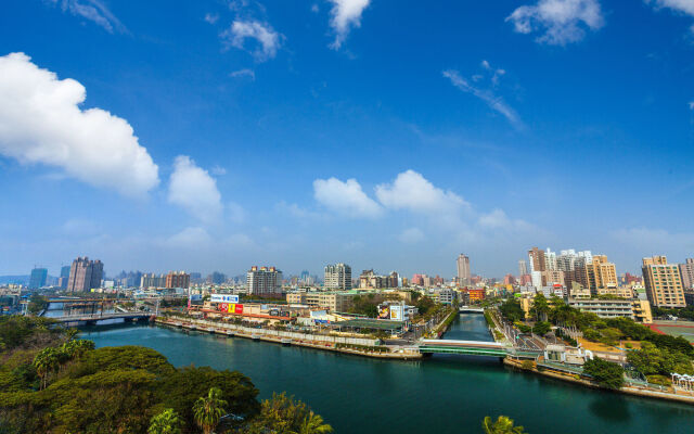 CHECK inn Express Kaohsiung Love River