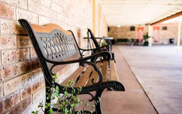 Clermont Country Motor Inn