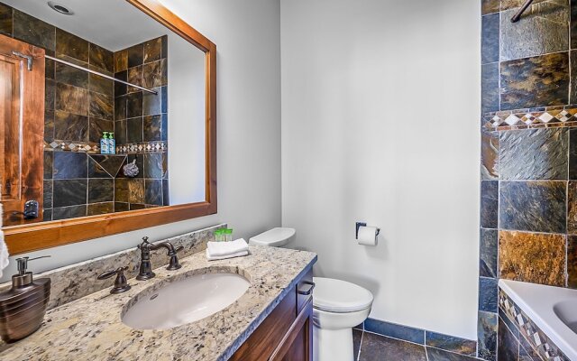 Inuksuk Lodge 4800 sq ft of Excellence