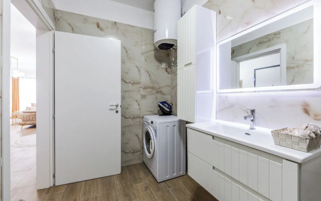 Coastal Chic 2 BDR Apartment
