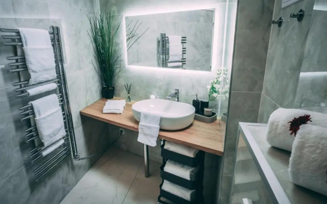 Luxury Oasis, Sauna, AC and Free Parking