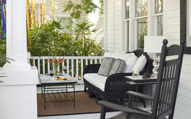 Alexander's Guesthouse - Adults Only