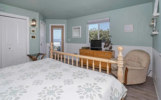Beverly Beach Overlook for 8 by RedAwning