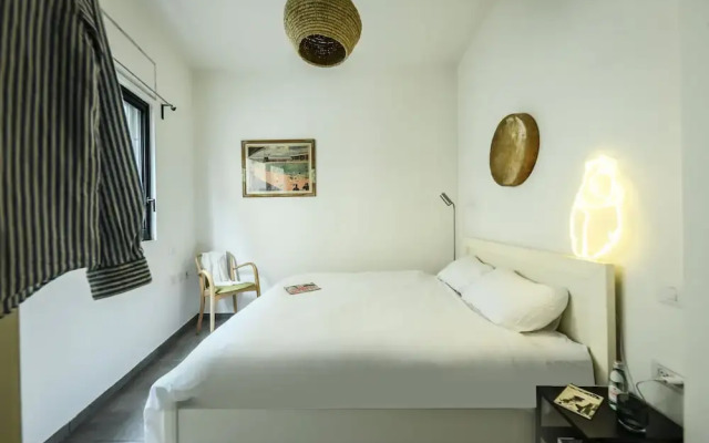 1BR duplex Apt with private Balcony