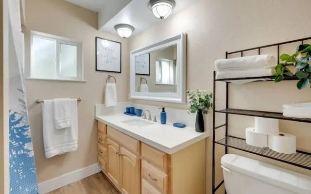 12 Mi to Apple Hill: Family-friendly Cabin Retreat