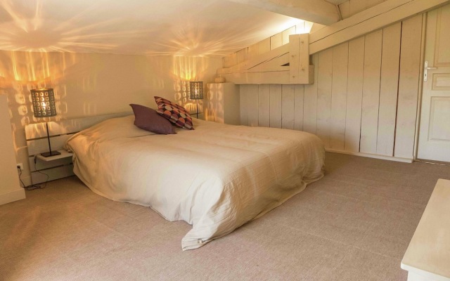 Stunning Holiday Home With Swimming Pool in Loupia