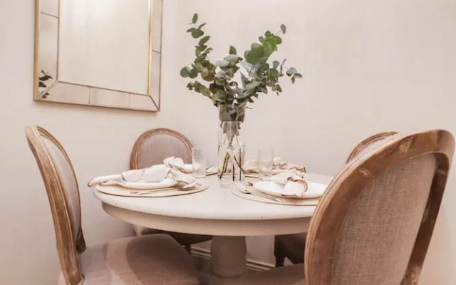 Beautiful Kensington Garden Apartment