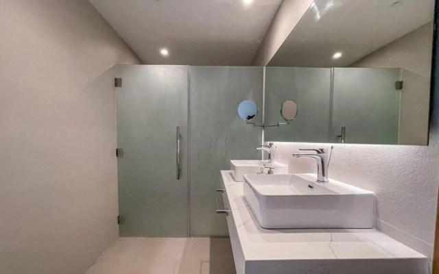 Incredibly Beautiful Condo Just Steps to the Beach