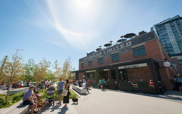 Monki Di Executive Suites - GLAS - Luxury Inner City Home 3 min to Downtown w Private Rooftop Patio Fireplace