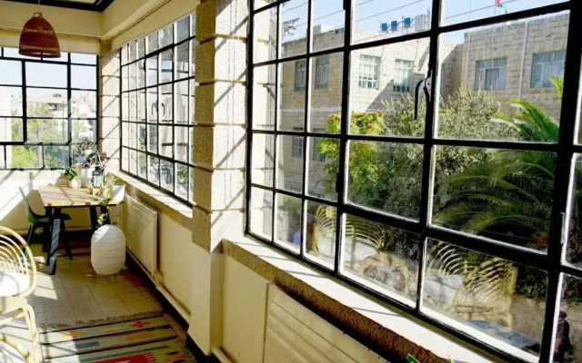 Inspiring 3Bed Unit with Sunny Balcony & Fireplace