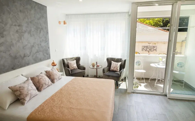 Rose Gold Rooms & Studio With Balcony