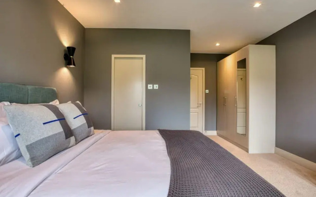 Lovely 2bed 2bath W/balcony in London Bridge, London