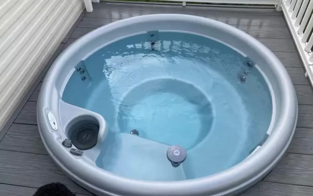 Caravan-sleep8-hottub-freep-balcony-familyfriendly