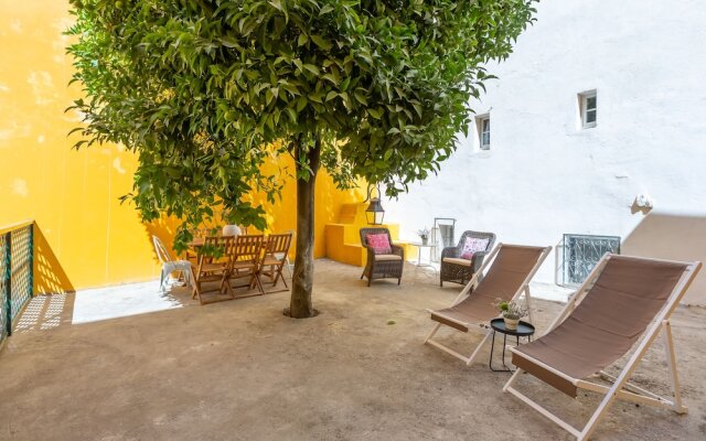 Bright & Spacious W/ Orange Tree Patio Apartment by TimeCooler
