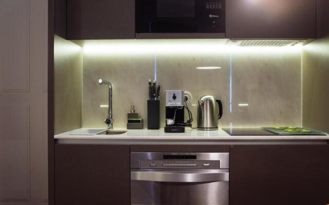 HOMEinTOWN Camoes - Downtown Elegant Studio AC & WIFI