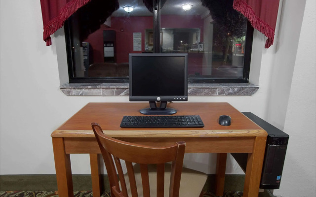 Super 8 by Wyndham Crystal Lake