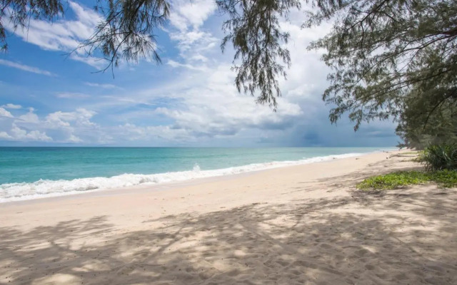 Luxury Oceanfront_pool access apartment