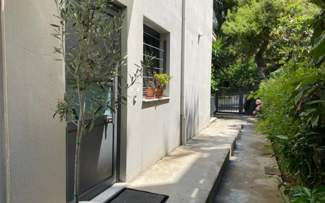 Small Gem Studio Athens, next to metro nomismatokopeio