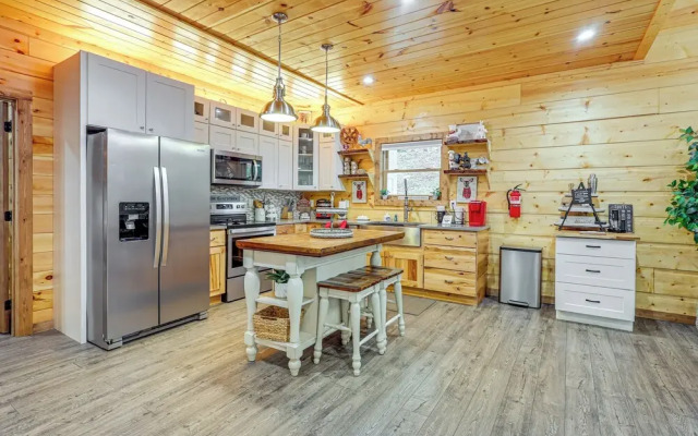 Close to Hiking & Attractions: Smoky Mtn Cabin