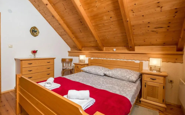 Beautiful Home in Fuzine With Jacuzzi, Wifi and 2 Bedrooms