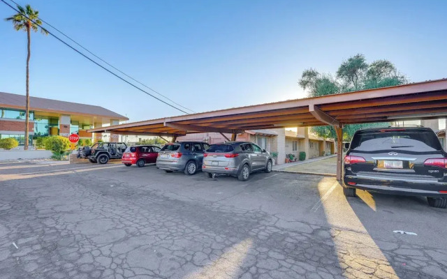 Walk to Conveniences: Tempe Condo w/ Pool!