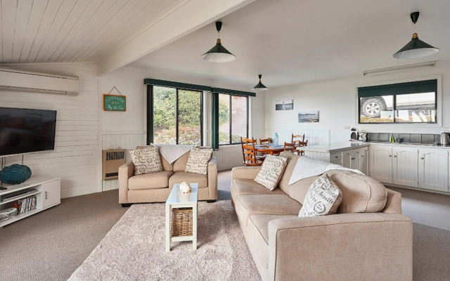 KINGFISHER COTTAGE Beachfront at the Binalong Bay – Guest Rooms – Binalong Bay