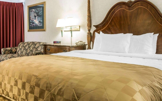 Clarion Hotel Mackinaw City Beachfront