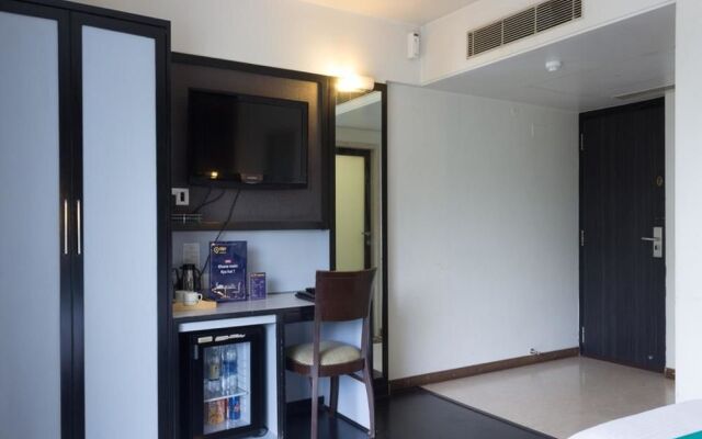 OYO Premium Borivali Kora Kendra