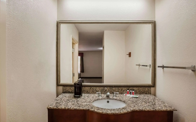 Days Inn & Suites by Wyndham Tyler