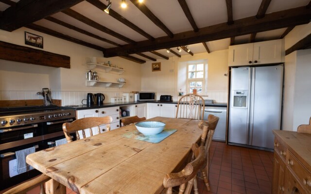 Hulmes Vale House - Sleeps 14 - Peak District