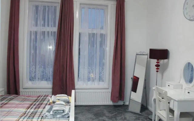 2 bed 1st floor Apartment-own entrance & parking