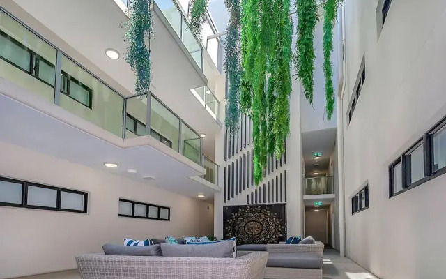 Coastal 2-bed With Parking & Pool by the Ocean