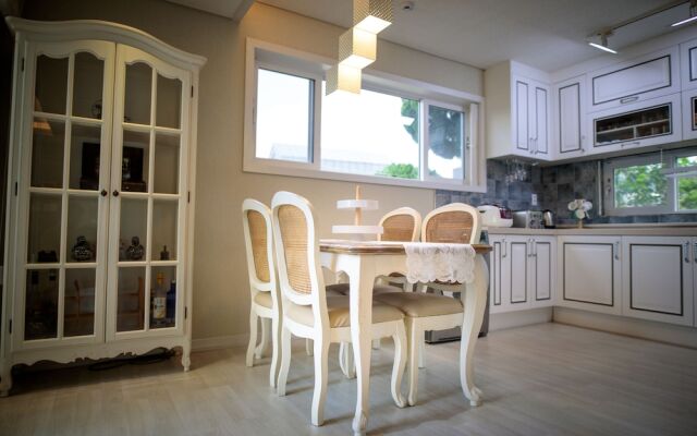 Private Family Homestay - Farm Square